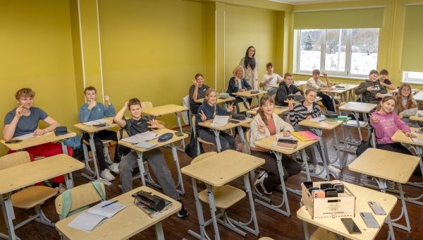 Nii koolijuht Aigi Sikkal kui ka paljud õpilased tõdevad, et nutihotellid aitavad tunnis paremini fookust õppetegevusel hoida ning koolipäevades on rohkem suhtlust. Pildil matemaatikatund õpetaja Anneli Tambetsi juhendamisel, kus nutitelefonid on enne tunni algust juba oma koha hotellis leidnud. FOTOD: Aigar Nagel